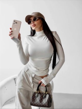 Jednoduchost, která mluví sama za sebe. Neutrální tóny, čisté linie a kousek sebevědomí – to je kombinace, která nikdy...