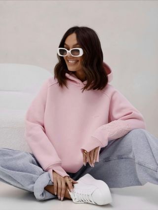 Oversized pohodlí, které tě prostě baví. 🫶 Měkoučká mikina s výšivkou – ideální k džínům, legínám nebo jen tak přes...